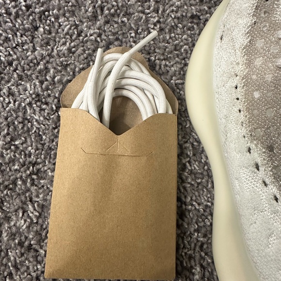 Yeezy Boost 380 - Picture 3 of 8